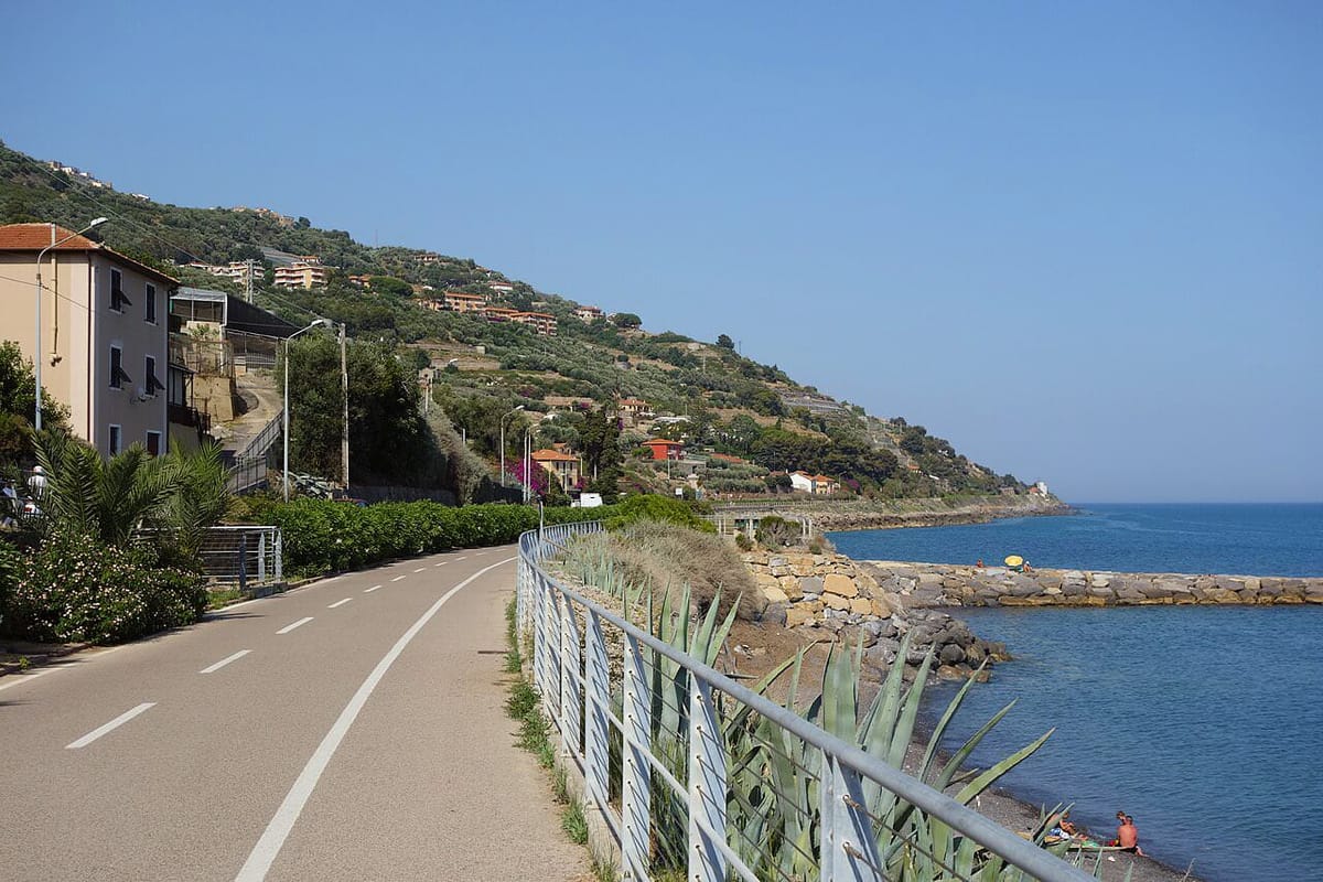 Cycling lungo la pista ciclabile riviera dei fiori nel Ponente Ligure